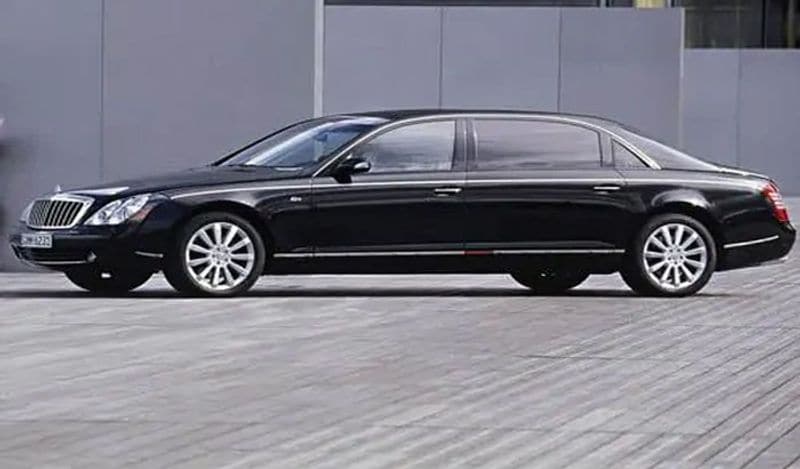 <p>मुकेश अंबानी ने अपनी पत्नी नीता अंबानी को उनके जन्मदिन पर Mercedes Maybach 62 गिफ्ट की थी। इसे खासकर कस्टमाइज किया गया था। इसकी शुरूआती कीमत 5.15 करोड़ रुपए है। बात अगर इस कार की स्पीड की करें, तो ये ढाई सौ किलोमीटर प्रति घंटे की रफ़्तार पकड़ सकती है। </p>