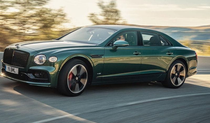 <p>Bentley Flying Spur की गिनती दुनिया के सबसे लग्जरी कार में की जाती है। ये कार कई सेलेब्स के पास मौजूद है। ये कार सिर्फ 4.5 सेकंड में 100 किलोमीटर की रफ़्तार पकड़ सकती है। इसकी टॉप स्पीड 325 किलोमीटर है। वहीं बात इसके मशीनरी की करें, तो इसमें 6.0-लीटर के ट्विन टर्बो W12 इंजन है जो 626 bhp का पावर और 820 Nm का टॉर्क जेनरेट करता है।</p>