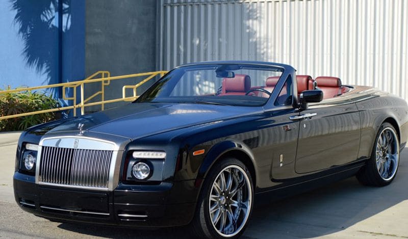 <p>Rolls Royce Phantom Drophead Coupe भी अंबानी परिवार के गैराज की शोभा बढाती है। इसमें 6.75-लीटर के 12-सिलेंडर इंजन लगे हैं जो 549 bhp का पावर और 750 Nm का पीक टॉर्क जेनरेट करती है। इस कार को 100 किलोमीटर प्रति घंटे की स्पीड पकड़ने में 5 सेकंड का समय लगता है। इसकी कीमत 7.6 करोड़ रूपये है। </p>