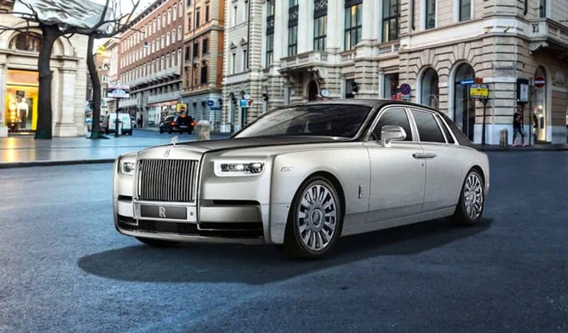 <p>अंबानी फैमिली के गैराज में Rolls Royce Phantom शामिल है। ये उनके कार कलेक्शन में शामिल सबसे महंगी कारों में से एक है। इसकी शुरूआती कीमत 9.5 करोड़ रुपए है। इस कार में 6.75-लीटर के 12-सिलेंडर इंजन लगे हैं जो 549 bhp का पावर और 750 Nm का पीक टॉर्क जेनरेट करती है।</p>