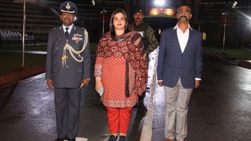 <p>पाकिस्तान ने अभिनंदन की रिहाई में बहुत ड्रामा किया। करीब 9 घंटे तक रिहाई को रोके रखा। पहले बोला 1 मार्च को दोपहर 12 बजे छोड़ देंगे, फिर शाम के 4 और 6.30 बोला। बता दें कि अभिनंदन ने पाकिस्तान का जो एफ-16 लड़ाकू विमान मार गिराया था, वो एक एडवांस्ड फाइटर प्लेन था। उसे अमेरिका ने बनाया था। जबकि भारत का मिग-21 रूस में बना 60 साल पुराना विमान था। यह भारतीय वायु सेना के साथ 1970 से जुड़ा है। अभिनंदन को वाघा बॉर्डर तक छोड़ने पाकिस्तान के विदेश कार्यालय में निदेशक डॉ. फरिहा बुगती आई थीं।</p>