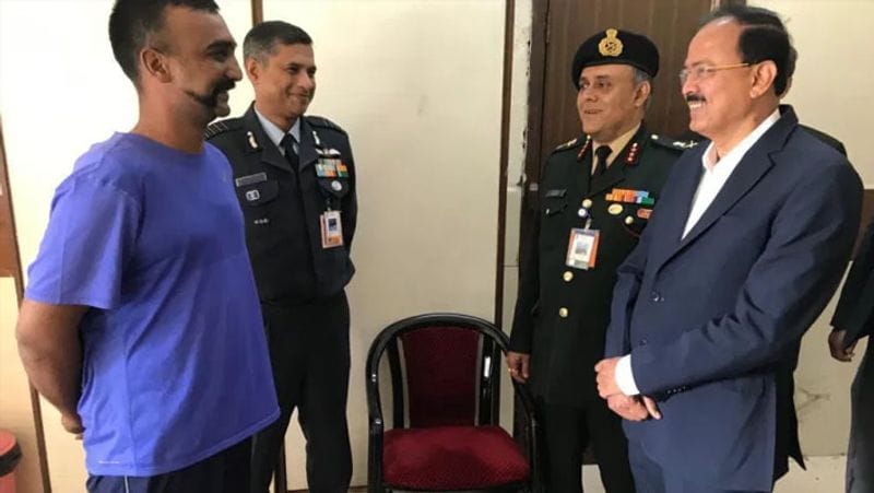 <p>पाकिस्तान से रिहाई के बाद दिल्ली के आर्मी अस्पताल में विंग कमांडर अभिनंदन को एडमिट कराया गया था। अभिनंदन देश के हीरो हैं।</p>