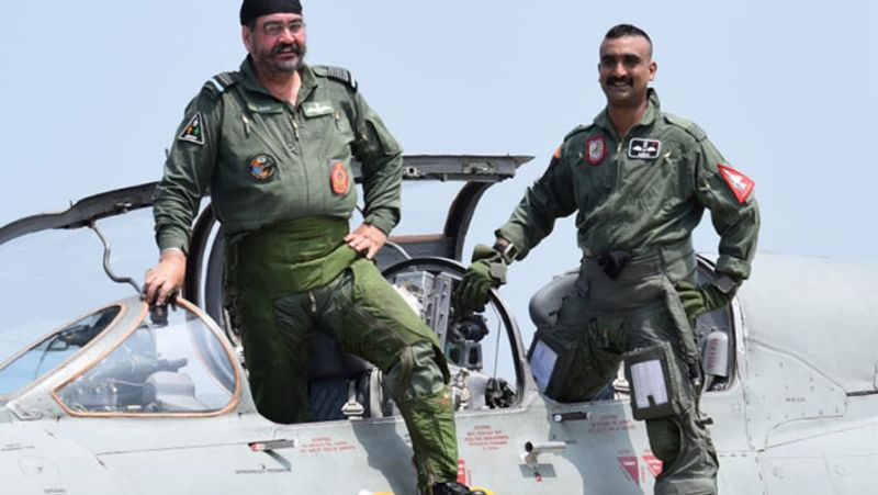 <p>अभिनंदन की रिहाई के लिए भारत ने पाकिस्तान पर दवाब बनाना शुरू किया। हालात युद्ध की आ गई। इससे डरे पाकिस्तान ने अभिनंदन को रिहा करने की रजामंदी दी। हालांकि उन्हें 58 घंटे तक अपने कब्जे में रखा और पूछताछ की।</p>
<p><strong>(अपने साथी अफसर के साथ अभिनंदन)</strong></p>
