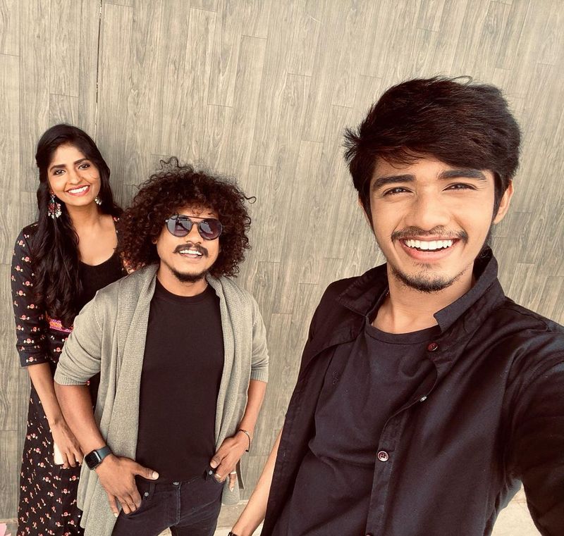 <p>'குக் வித் கோமாளி' பிரபலங்களுக்கு ரசிகர்கள் மத்தியில் நல்ல வரவேற்பு கிடைத்து வருவதால், பலர் இவர்களை கடை திறப்பு விழா மற்றும் பல்வேறு நிகழ்ச்சிகளுக்கு சிறப்பு அழைப்பாளராக அழைத்து வருகிறார்கள். அந்த வகையில் புகழை திருநெல்வேலியில் உள்ள ஒரு செல்போன் கடையை திறந்து வைக்க அழைத்துள்ளனர். செல்போன் கடையை திறந்து வைப்பதற்காக நெல்லை வண்ணாரப்பேட்டையில் புகழும் சென்றுள்ளார். அப்போது புகழ் வருவதை அறிந்து, ரசிகர்கள் பலர் கடை முன் கூடிவிட்டனர்.</p>
