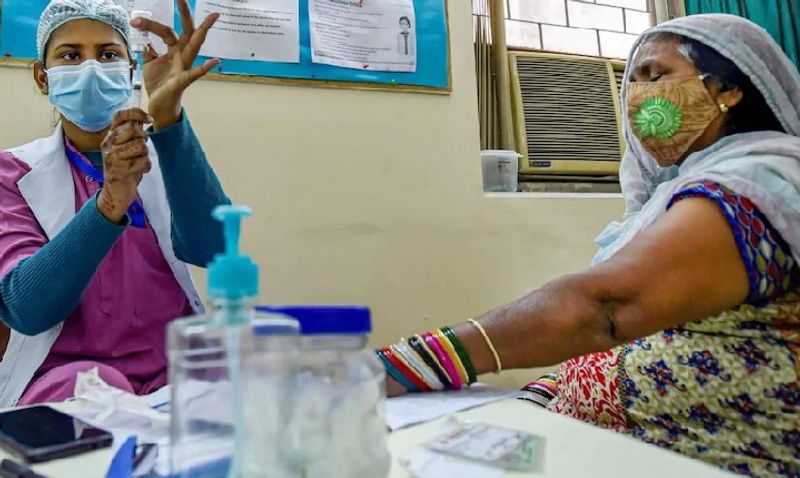  प्राइवेट अस्पतालों में 250 रुपये देने होंगे
बता दें कि कोरोना वैक्सीनेशन का दूसरा फेज में सरकार ने प्राइवेट अस्पतालों में वैक्सीन की कीमत 250 रुपया प्रति खुराक तय की है, जिसमें 100 रुपया सर्विस चार्ज है। टीकाकरण का दूसरा चरण अगले 6 हफ्तों तक चलेगा। वहीं मंत्रालय ने कहा कि सरकारी टीकाकरण केंद्रों में नि:शुल्क लगाया जाएगा।
