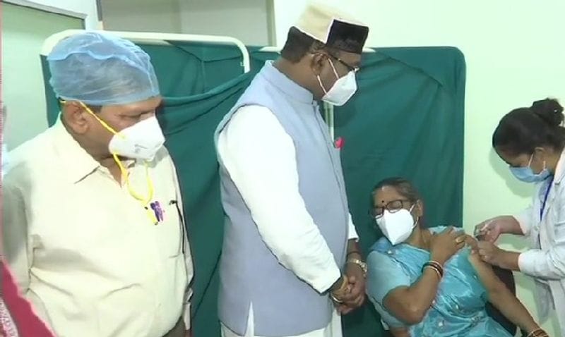 एमपी में 16.63 लाख वेक्सीन डोज का आवंटन
स्टेट वैक्सीनेशन इंचार्ज डॉ. संतोष शुक्ला ने बताया कि दूसरे चरण में टीकाकरण के लिए मध्यप्रदेश को 16.63 लाख वेक्सीन डोज का आवंटन किया गया है, जिसमें से 7 लाख डोज प्रदेश को प्राप्त हो चुके हैं। ( एमपी चिकित्सा शिक्षा मंत्री विश्वास सारंग )