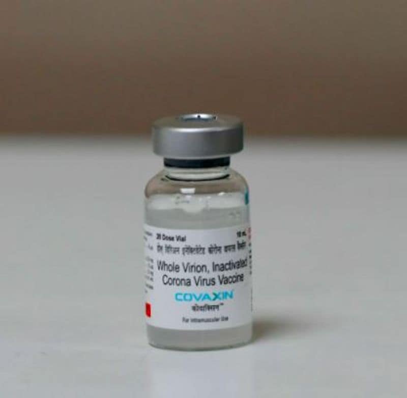 COVAXIN के बारे में पूरी जानकारी
COVAXIN को हैदराबाद की कंपनी भारत बायोटेक और आईसीएमआर ने तैयार किया है। COVAXIN को कोरोनोवायरस के कणों का इस्तेमाल करके बनाया गया है, जो उन्हें संक्रमित या दोहराने में असमर्थ बनाते हैं। इन कणों की विशेष खुराक इंजेक्ट करने से शरीर में मृत वायरस के खिलाफ एंटीबॉडी बनाने में मदद करके इम्यून का निर्माण होता है।
