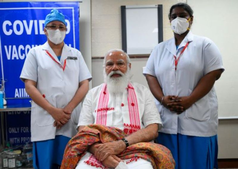 पीएम को आधे घंटे तक ऑब्जर्वेशन में रखा गया
एम्स के निदेशक डॉक्टर रणदीप गुलेरिया ने कहा कि कोरोना वैक्सीन लगाने से पहले प्रधानमंत्री नरेंद्र मोदी को सभी जानकारी दी गई। रजिस्ट्रेशन फॉर्म भरवाया गया। पीएम को वैक्सीन लगने के आधे घंटे तक ऑब्जर्वेशन में रखा गया। जब कोई साइड इफेक्ट नहीं दिखा तो उन्हें छोड़ दिया गया।। पीएम अपने काम पर लौट गए।

