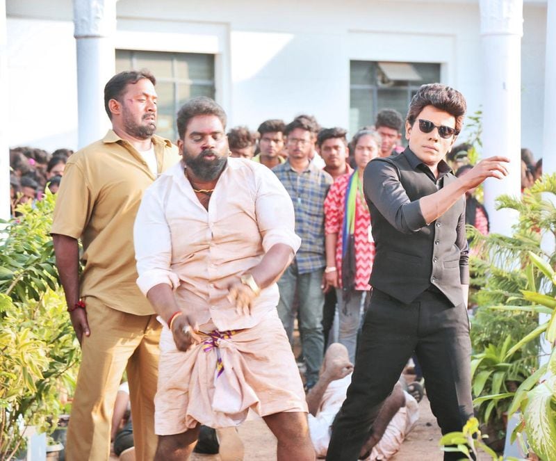 விளம்பர படங்களில், ஆட்டம் பாட்டம் என கலக்கி வந்த லெஜெண்ட் சரவணன், அதை தாண்டி திரைப்படத்திலும் ஹீரோவாக தற்போது நடித்து வருகிறார். 