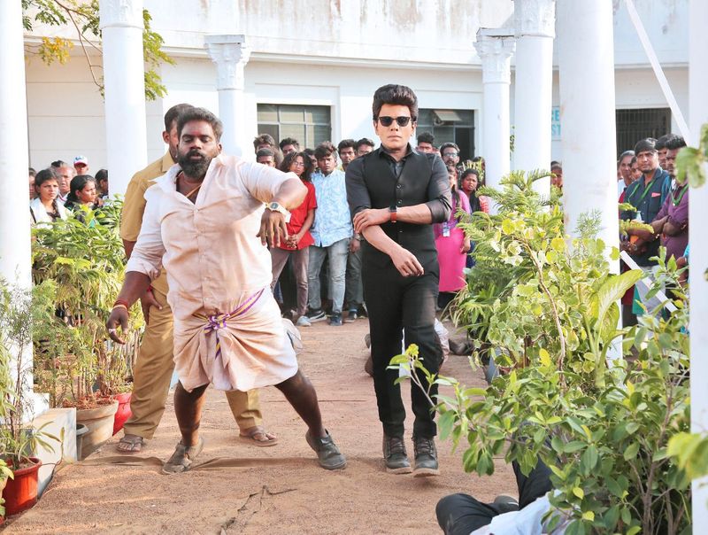 இந்த காட்சியில், காக்கி பேண்ட் மற்றும் காக்கி சட்டை அணிந்தபடி, ரோபோ சங்கரும் உள்ளார்.