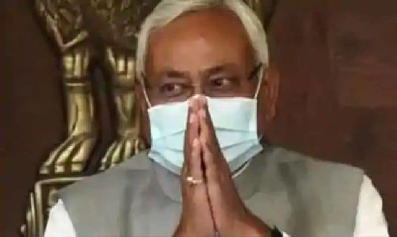 पटना में सीएम नीतीश कुमार लगवाएंगे टीका
सूत्रों के मुताबिक, बिहार के मुख्यमंत्री नीतीश कुमार भी आज वैक्सीनेशन के दूसरे फेज में कोरोना का टीका लगवाने जा रहे हैं। बताया जाता है कि पटना के IGIMS अस्पताल में वह दोपहर करीब एक बजे सीएम वैक्सीन लगवाएंगे।