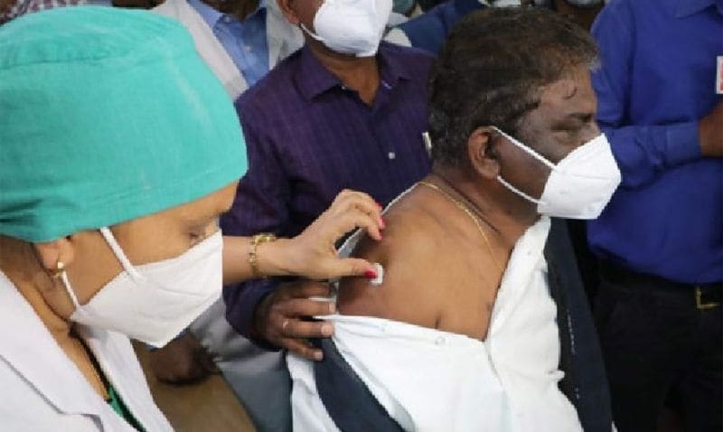 एमपी के हेल्थ मिनिस्टर ने लगवाया टीका
भोपाल में स्वास्थ्य मंत्री प्रभुराम चौधरी ने जेपी अस्पताल में टीका लगवाया। शहर के जेपी हॉस्पिटल को गुब्बारे और फूलों से सजाया गया है। मुख्य गेट पर बुजुर्गों के लिए व्हीलचेयर के साथ वार्ड बॉय तैनात किए हैं।।