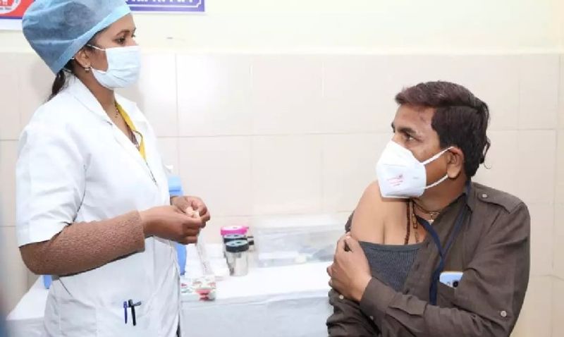 इन तारीखों लगेंगे टीका
बताया जा रहा है कि कोरोना वैक्सीनेशन का दूसरा फेज में इस सप्ताह की 1, 3 , 4 और 6 मार्च को वैक्सीनेशन सेंटर पर कोरोना का टीका लगेगा। वैक्सीन लगवाने से 1 दिन पहले दोपहर12 बजे तक रजिस्ट्रेशन कराना अनिवार्य होगा। रजिस्ट्रेशन के लिए जिस दस्तावेज का उपयोग किया गया है, वैक्सीनेशन के दिन उसे साथ लेकर जाना होगा।
