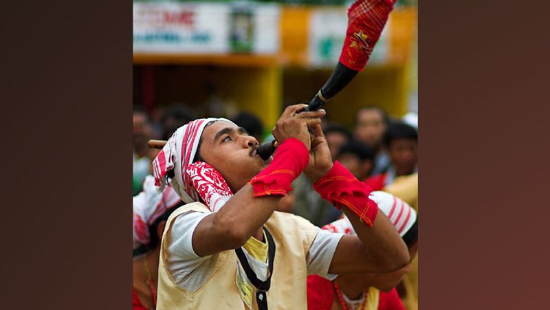 बता दें कि असम में दो तरह के परंपरागत गमछे बुने जाते हैं। इन्हें 'उका' (Uka) और 'फूलम' (Phulam) कहते हैं। उका आमतौर पर सादे रंग के टुकड़े होते हैं। इनका इस्तेमाल गर्मियों में और नहाने के बाद किया जाता है। जबकि फूलम विशेष अवसरों पर होता है। जैसे-बिहू(रंगोली बिहू)
