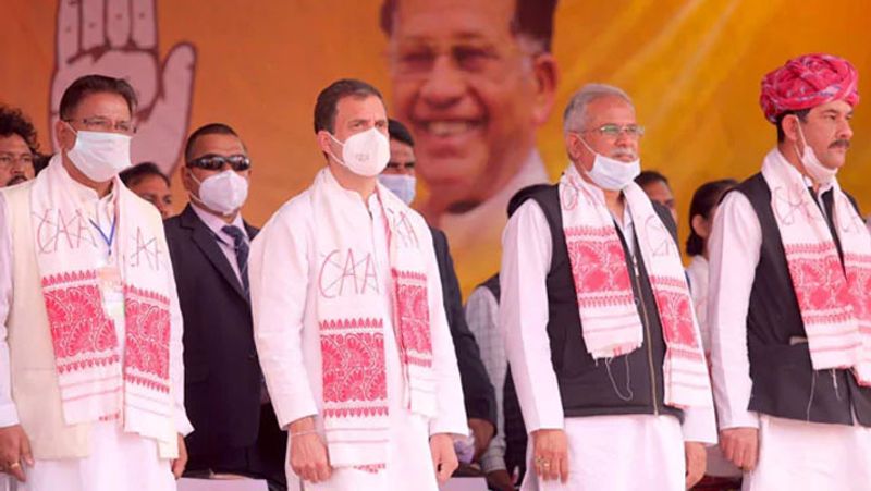 कांग्रेस ने प्रिंट कराए Anti-CAA मैसेज वाले गमछे
कांग्रेस ने भी असम के गमछे को राजनीति हथियार बनाया है। पिछले दिनों असम के शिवसागर जिले में एक चुनावी सभा में राहुल गांधी असमिया गमछा पहने दिखे थे। उनके साथ बाकी नेताओं ने भी गमछा पहना हुआ था। इस बीच कांग्रेस ने एक लाख घरों से सीएए विरोधी संदेशों (Anti-CAA Messages) वाले गमछे इकट्ठा किए हैं। इसके जरिये यह बताने की कोशिश है कि असम के लोग CAA के खिलाफ हैं।
