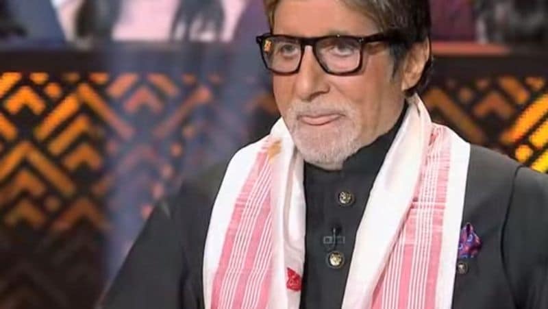 यह तस्वीर कौन बनेगा करोड़पति की है। जब गुवाहाटी की बिनीता जैन पहली करोड़पति बनी थीं, तब उन्होंने अमिताभ बच्चन को असमिया गमछा फुलाम या फूलम (Phulam) भेंट किया था।