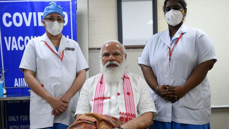 मोदी की यह तस्वीर मीडिया से लेकर सोशल मीडिया पर खूब वायरल हो रही है। वैसे मोदी असमिया गमछे को कई मौके पर पहने देखे जाते रहे हैं। बता दें कि असम में तीन चरणों-27 मार्च, 1 और 6 अप्रैल को वोटिंग होगी। मतगणना 2 मई को होगी।