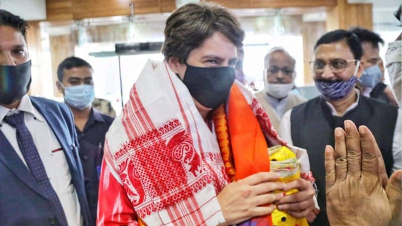 असमिया गमछे को लेकर कोई भी पार्टी मौका छोड़ना नहीं चाहती। जब भी मौका मिलता है, असमिया गमछा ओढ़ लिया जाता है। प्रियंका गांधी भी कई मौके पर असमिया गमछा पहने दिखीं।