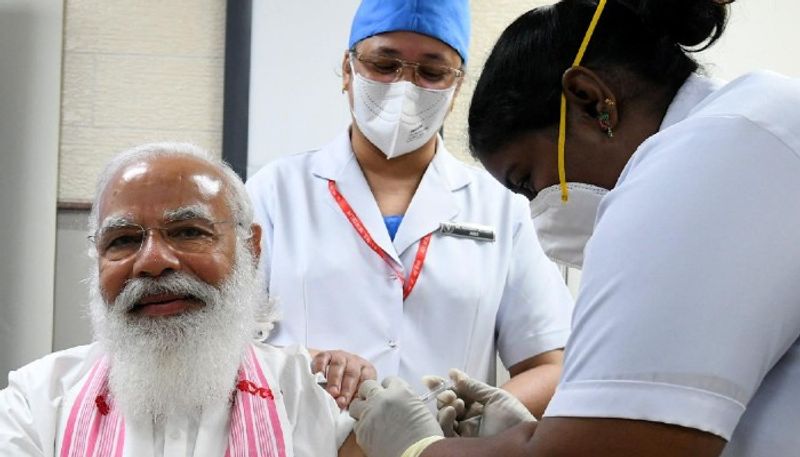 <p>সোমবার সকাল থেকেই শুরু হয়েছে করোনাভাইরাস টিকাকরণের দ্বিতীয় দফা। দ্বিতীয় পর্বে ৬০ বছরের বেশি বয়েস্ক ও দীর্ঘ দিন ধরে অসুস্থ থাকা ৪৫ বছরের বেশি বয়েস্ক নাগরিকদের টিকা দেওয়ার কাজ শুরু হয়েছে। আর এদিনই প্রধানমন্ত্রী নরেন্দ্র মোদী টিকা নেন তিনি। </p>