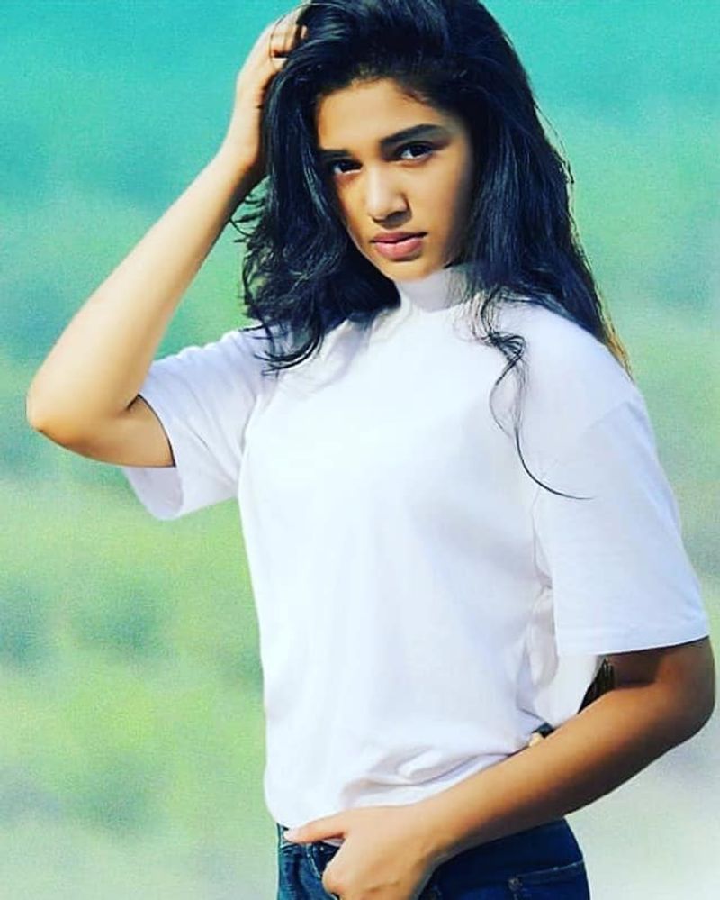 కృతి శెట్టి అరుదైన, ఇప్పటి వరకు చూడని ఫోటోలు.