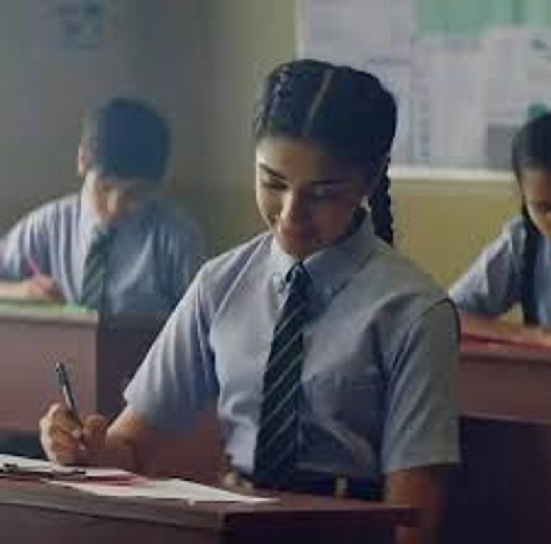 అలాగే పెన్ యాడ్లో ఆకట్టుకుంది. యుద్ధానికి వెళ్తున్నట్టు ముస్తాబై పెన్ తీసుకుని పరీక్షలు వెళ్లే యాడ్ ఆద్యంతం కట్టిపడేస్తుంది.