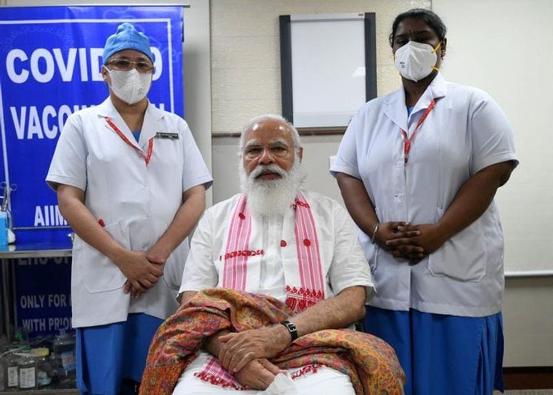 <p>நாடு முழுவதும் ஜனவரி 16ம் தேதி முதல் கொரோனா தடுப்பூசி செலுத்தும் பணி நடைபெற்று வருகிறது. முதற்கட்டமாக 3 கோடி முன்களப்பணியாளர்களுக்கு கொரோனா தடுப்பூசி செலுத்த இலக்கு நிர்ணயிக்கப்பட்டு, இதுவரை 1.56 கோடி பேருக்கு தடுப்பூசி போடப்பட்டுள்ளது. தற்போது மார்ச் 1-ம் தேதி முதல் 60 வயதைக் கடந்தவர்களுக்கும், இணைநோய்கள் கொண்ட 45 வயதைக் கடந்தவர்களுக்கும் கொரோனா தடுப்பூசி போடப்படுகிறது.<br />
</p>