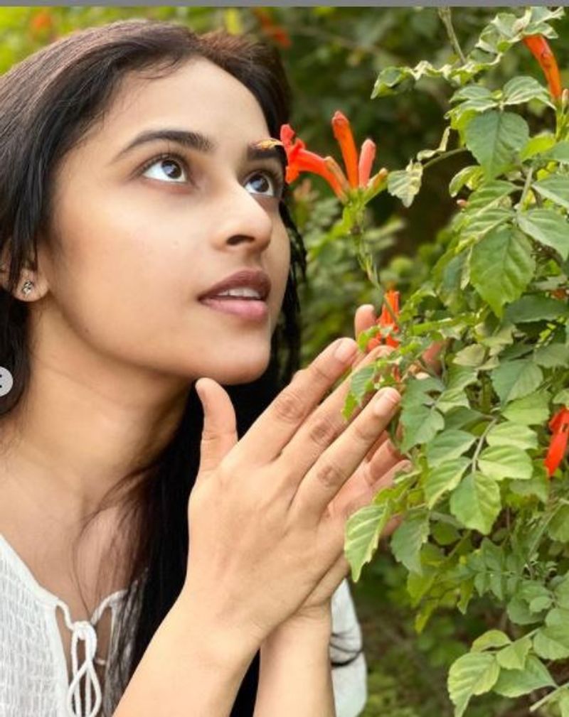 அந்தவகையில் வெள்ளை நிற கவுனி... துளியும் மேக்அப் இன்றி, இவர் வெளியிட்டுள்ள புகைப்படங்கள் ரசிகர்களை கவர்ந்துள்ளது.