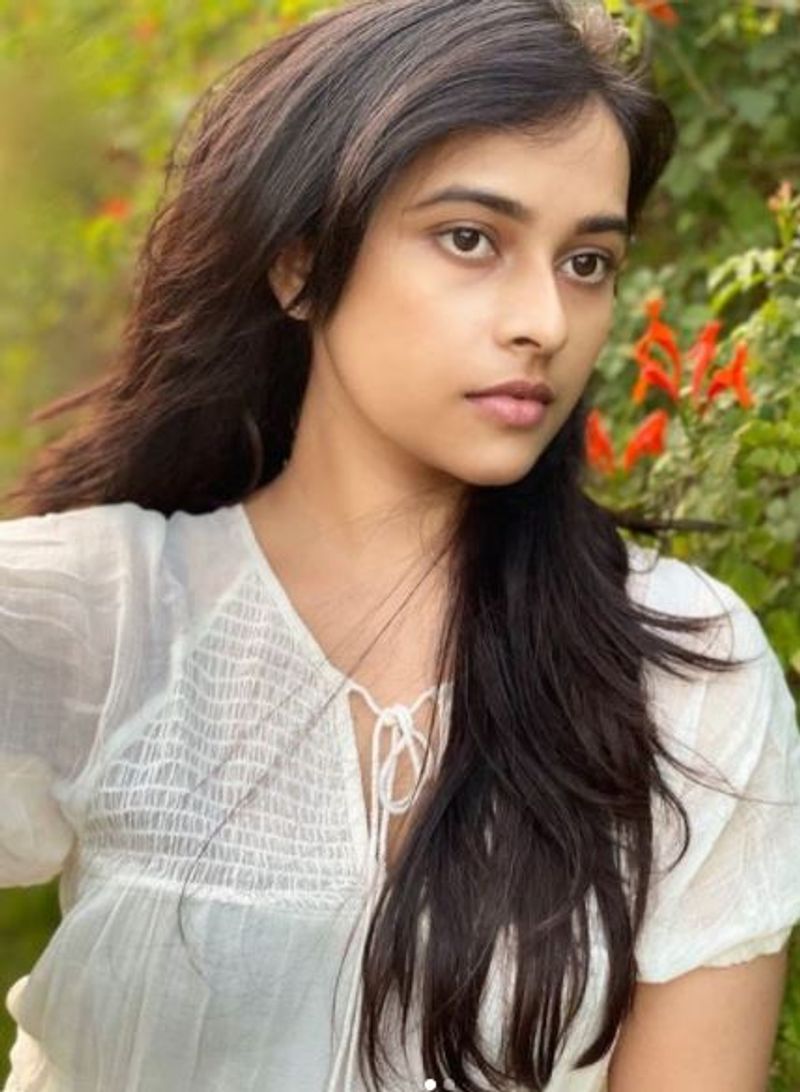 மேக்அப் போட்டதால் சில நடிகைகள் அழகு... மேக்அப் போடாமல் இருந்தாதல் தான் ஸ்ரீதிவ்யா அழகு என சொல்லும் அளவில் உள்ளது இந்த புகைப்படங்கள்.