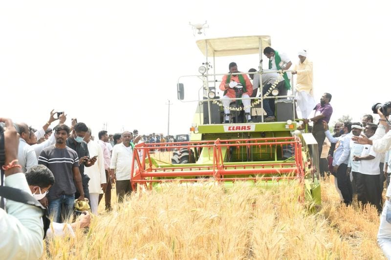 <p>ಧಾರವಾಡ ಜಿಲ್ಲೆಯ ನಲವಗುಂದ ತಾಲೂಕಿನಲ್ಲಿ ಆಯೋಜಿಸಲಾಗಿದ್ದ ‘ರೈತರೊಂದಿಗೆ ಒಂದು ದಿನ’ ಕಾರ್ಯಕ್ರಮ </p>