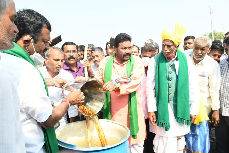 <p>ಶಾಲೆಗಳಲ್ಲಿ ಬಿಸಿಯೂಟಕ್ಕೆ ಮತ್ತು ವಿದ್ಯಾರ್ಥಿ ನಿಲಯದಲ್ಲೂ ಸಿರಿಧಾನ್ಯದ ಆಹಾರ ನೀಡಲು ನಿರ್ಧರಿಸಲಾಗಿದೆ. ಈ ಮೂಲಕ ಸಿರಿಧಾನ್ಯ ಬೆಳೆಯುವ ರೈತರಿಗೂ ಉತ್ತೇಜನ ನೀಡಿದಂತಾಗಿದೆ ಎಂದು ಕೃಷಿ ಸಚಿವ ಬಿ.ಸಿ.ಪಾಟೀಲ್ತಿಳಿಸಿದರು. ವಾರಕ್ಕೊಮ್ಮೆ ಮಧ್ಯಾಹ್ನದ ಬಿಸಿಯೂಟಕ್ಕೆ ಶಾಲಾ ಮಕ್ಕಳಿಗೆ ಮತ್ತು ಹಾಸ್ಟೆಲ್ನಲ್ಲಿ ದಿನಕ್ಕೊಮ್ಮೆ ಸಿರಿಧಾನ್ಯ ಆಹಾರ ನೀಡಲಾಗುವುದು ಎಂದರು. ಇದೇವೇಳೆ ಕೃಷಿ ಮಿತ್ರ ಯೋಜನೆಯಡಿ ಡಿಪ್ಲೊಮಾ ವಿದ್ಯಾರ್ಥಿಗಳನ್ನು ನೇಮಕ ಮಾಡಿಕೊಳ್ಳುವ ಕುರಿತು ಮುಖ್ಯಮಂತ್ರಿ ಚರ್ಚಿಸಿದ್ದೇನೆ. ಬಹುಶಃ ಬಜೆಟ್ನಲ್ಲಿ ಘೋಷಣೆ ಮಾಡಲಿದ್ದಾರೆ ಎಂದು ವಿಶ್ವಾಸ ವ್ಯಕ್ತಪಡಿಸಿದರು.</p>