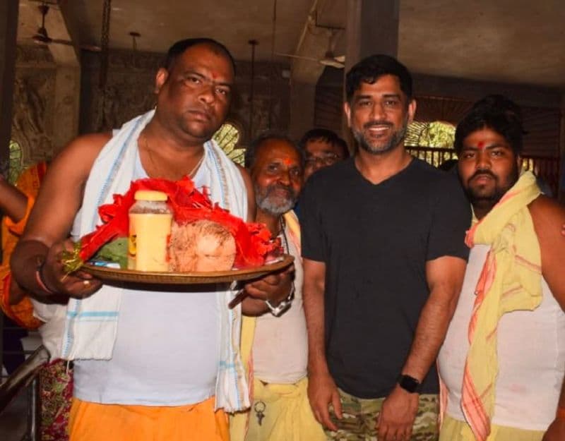 <p>সম্পূর্ণ সাধারণ মানুষের মতোই মন্দিরে পুজো দিতে যান ধোনি। কিন্তু ধোনি পুজো দিতে যাবেন আর ভিড় হবে না, তা কখনও হয় নাকি। ধোনির জন্য কড়া নিরাপত্তার আয়োজন করা মন্দির চত্বরে।</p>