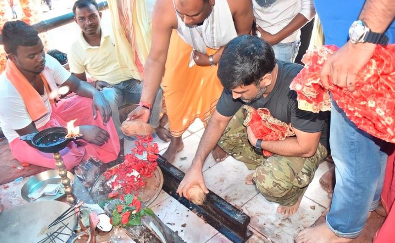 <p>দেওরি মন্দিরে ধোনির পুজো দেওয়ার বেশ কয়েকটি ছবি সোশ্যাল মিডিয়ায় ছড়িয়েছে। যেগুলিু ভাইরাল হতে বেশি সময় নেয়নি নেট দুনিয়ায়।</p>