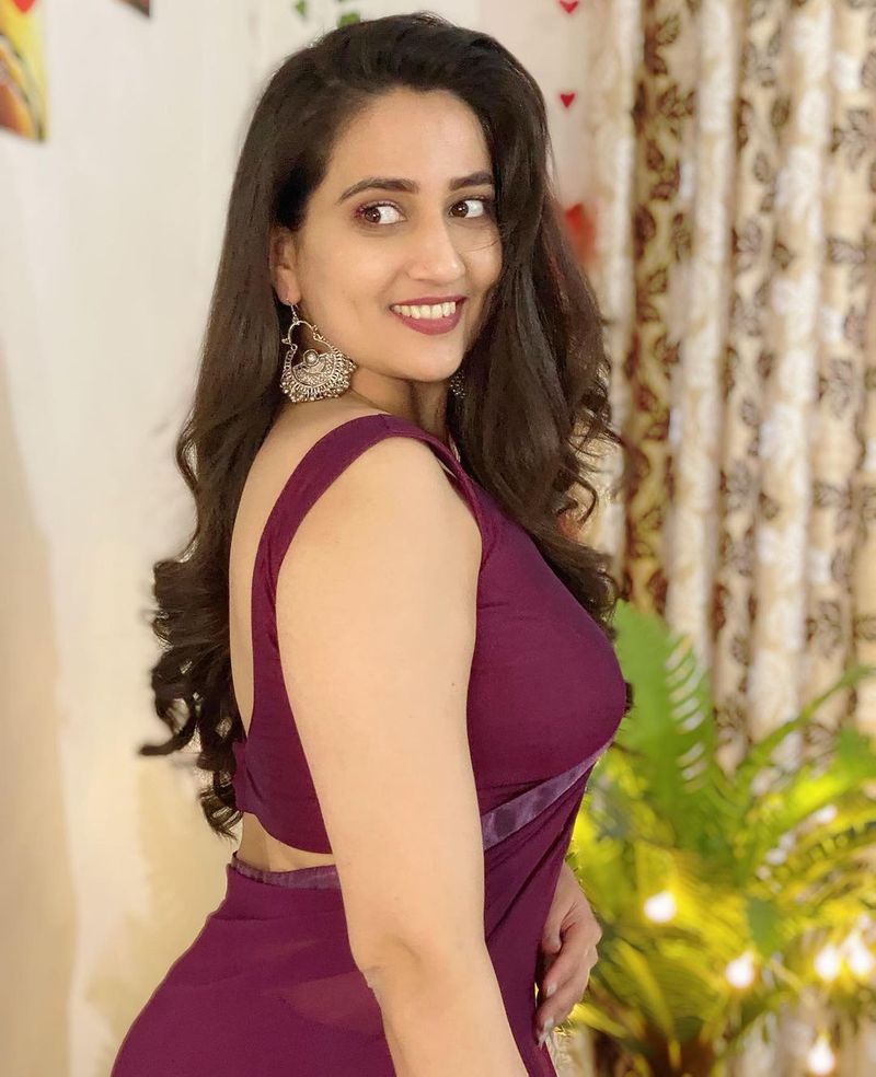 అంతగా హాట్ గా కనిపిస్తుంది. పొట్టి డ్రెస్సుల్లో తొడలు చూపిస్తూ పిచ్చెక్కిస్తుందీ భామ. టైట్ డ్రైస్లో తన ఎద ఎత్తులను చూపిస్తూ రెచ్చగొడుతుంది.