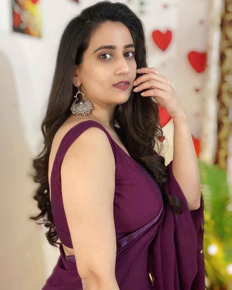 చాలా ఈవెంట్లలో హీరోయిన్లు కూడా మంజుష అందాలను చూసి కుళ్లుకున్న సందర్భాలున్నాయి. ఈవెంట్లలో ఫోటో షూట్లు చేస్తూ చూపరుల చూపుని తనవైపు తిప్పుకుంటుంది.