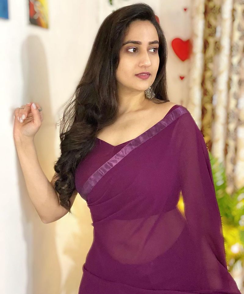 అయితే అనేక వివాదాలు కూడా ఈ అమ్మడిని వెంటాడాయి. మరి వాటిలో నిజమెంతో గానీ మంజుష అందాల తరంగమని చెప్పొచ్చు.