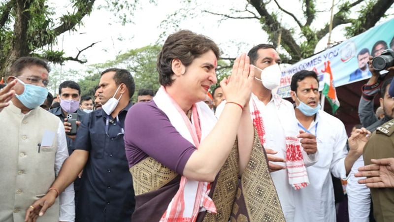 इससे पहले प्रियंका गांधी ने ट्वीट किया, आज मां कामाख्या के दर्शन का सौभाग्य मिला। मां कामाख्या से समस्त देशवासियों के कल्याण के लिए प्रार्थना की। 