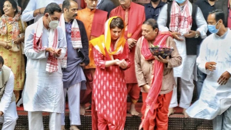 प्रियंका गांधी सोमवार सुबह गुवाहाटी पहुंचीं। उन्होंने कामाख्या मंदिर में पूजा-अर्चना की। उन्होंने असम के लखीमपुर में स्थानीय लोगों से मुलाकात की। इसके बाद उन्होंने ट्राइबल डांस भी किया। 