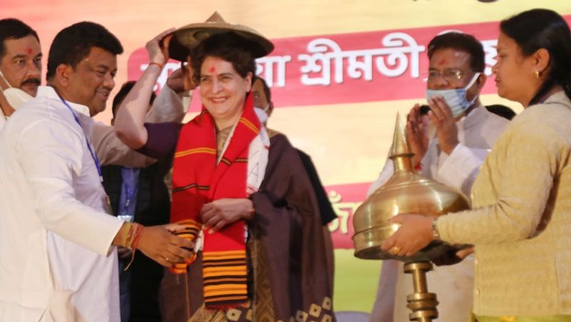 असम में कांग्रेस को मजबूत करने की तैयारी
प्रियंका गांधी ने लखीमपुर से असम में कांग्रेस को मजबूत करने के लिए रोजगार के मुद्दे पर अभियान की शुरुआत की। कांग्रेस राज्य में सरकारी दफ्तरों के बाहर प्रदर्शन करेगी। 