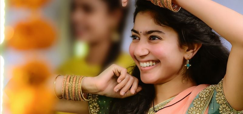 పాట విడుదల సందర్భంగా సాయిపల్లవిపై ప్రశంసలు కురిపించింది సమంత. మెస్మరైజింగ్ అంటూ పేర్కొంది.