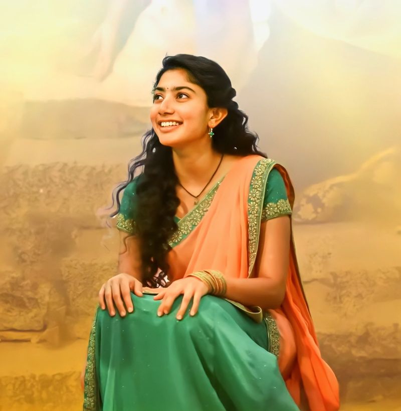 ಬಹುತೇಕ ಟಾಲಿವುಡ್ ಸಿನಿಮಾಗಳಂತೆ ಹಳ್ಳಿ ಹುಡುಗಿ ಲುಕ್ನಲ್ಲಿ ಕಾಣಿಸಿಕೊಂಡಿದ್ದಾರೆ ನಟಿ