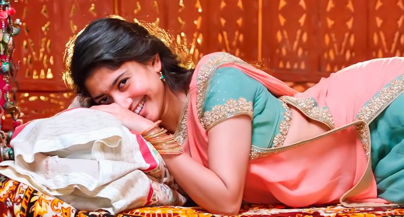 ఇప్పటికే ఉన్న పాటని `లవ్స్టోరి`లో లిరిక్ రైటర్ కాపీ కొట్టారని, దాన్ని పల్లవి యదాతథంగా ఎత్తి, చరణాల్లో మార్పులు చేశారని కామెంట్ చేస్తున్నారు నెటిజన్లు.