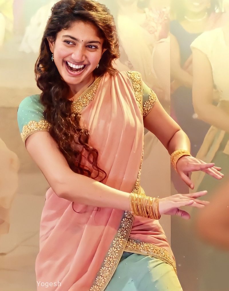 ఇందులో సాయిపల్లవి నిజంగానే మెస్మరైజ్ చేసింది. ఆమె తనదైన డాన్స్ లు, కిర్రాక్పుట్టించే స్టెప్పులతో ఫ్యాన్స్ ని ఫిదా చేస్తుంది.