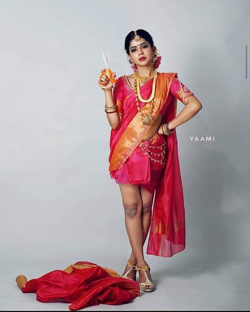 மேலும் பலர், அழகான பட்டு புடவையை இப்படி வேஸ்ட் பண்ணிடீங்களே என... தங்களுடைய எமோஷ்னல் கருத்தை தெரிவித்து வருகிறார்கள். 