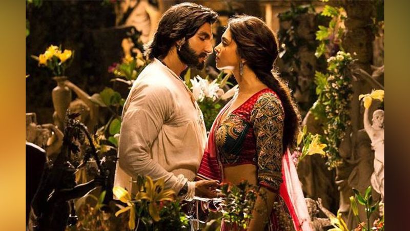 <p>দীপিকা আর রণবীর এখন বিটাউনের নয়া কপিল ফ্যাশন স্টেটমেন্ট। তাঁদের সম্পর্ক যেন স্ক্রিপ্ট করে পার্ফেক্ট করে তোলা হয়েছে। </p>