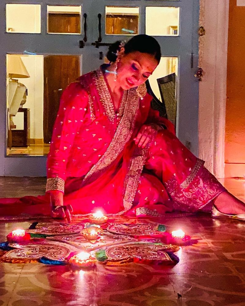 తాజాగా లారా దత్తా పంచుకున్న ఇంటి ఫోటోలు చూస్తుంటే ఇండియన్ కల్చర్ని, సాంస్కృతికి అద్దం పడుతుంది.వీరికి ముంబయిలోని బాంద్రాలోగల పాలి హిల్ లో ఇళ్లుంది.