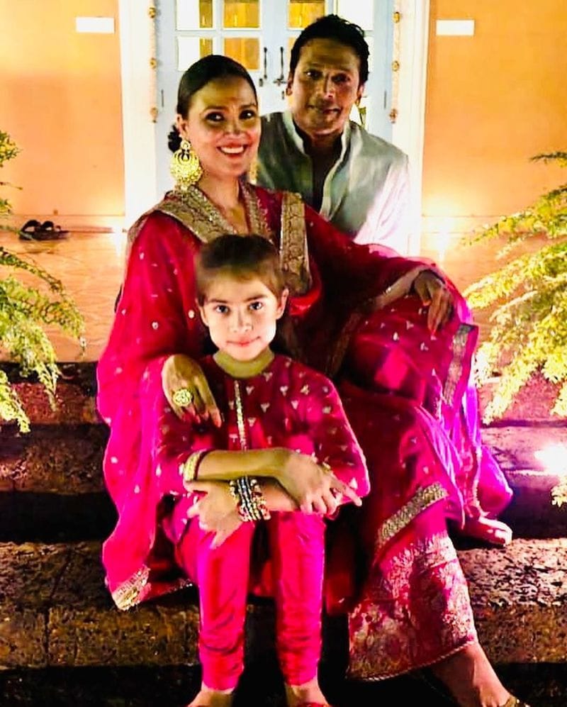 మహేష్ స్టార్ ప్లేయర్గా రాణించారు. లారా దత్తా స్టార్ హీరోయిన్గా వెలిగింది. ఆస్తుల పరంగా వీరికి కోట్లల్లో ఉంటాయని చెప్పడంలో అతిశయోక్తి లేదు.