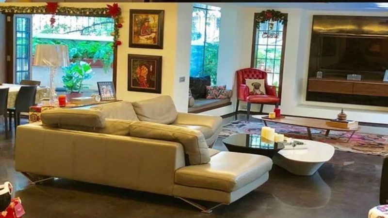 హాల్, ఇళ్లు, లోపలికి వెలుతురు వచ్చేలా గ్లాస్ బిగించారు. చాలా వరకు ఓపెన్ స్పేస్కి ప్రయారిటీ ఇచ్చారు. గాలి ఫ్రీగా వీచేలా జాగ్రత్తలు తీసుకున్నారు. పెద్దపెద్ద బాల్కని, కిచెన్, లివింగ్ రూమ్లున్నాయి.
