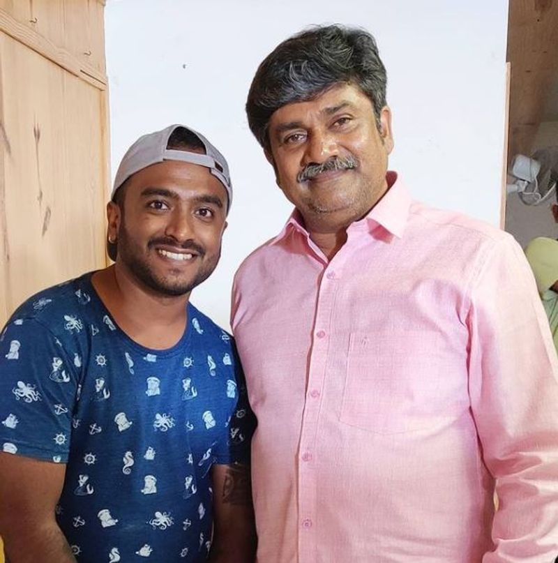 <p>ರಘು ವೈನ್ ಸ್ಟೋರ್ಸ್ ಶೀರ್ಷಿಕೆಯ ಚಾನೆಲ್ ಮೂಲಕ ಸಾಕಷ್ಟು ವಿಡಿಯೋಗಳನ್ನು ಮಾಡಿದ್ದಾರೆ.</p>