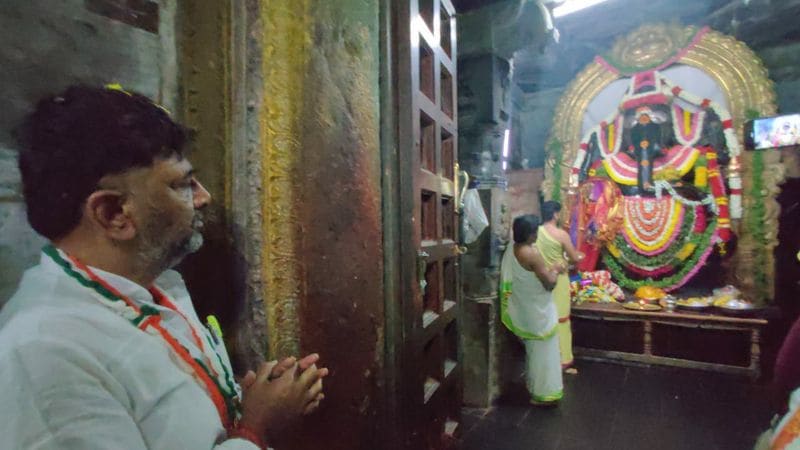 <p>ರಾಜ್ಯದ ಎಲ್ಲಾ ಭಾಗದಲ್ಲೂ ಮಳೆ-ಬೆಳೆ ಆಗಬೇಕೆಂದು ಪ್ರಾರ್ಥನೆ ಮಾಡಿದ್ದು, ಎಲ್ಲವನ್ನು ವಿನಾಯಕ ಕರುಣಿಸಿದ್ದಾನೆ. ಈ ವಿಘ್ನ ನಿವಾರಕನ ಮೇಲೆ ನಮಗೆ ನಂಬಿಕೆ ಇದೆ. ನಮ್ಮಲ್ಲಿ ಯಾವುದೇ ಗುಂಪುಗಾರಿಕೆ ಇಲ್ಲ. ನಮ್ಮಲ್ಲಿ ಇರೋದು ಒಂದೇ ಗುಂಪು ಅದು ಕಾಂಗ್ರೆಸ್ ಗುಂಪು. ಸಿಎಂ ಗಾದಿಗಾಗಿ ಯಾವುದೇ ಪೈಪೋಟಿ ಇಲ್ಲ. ಕಾಂಗ್ರೆಸ್ ಪಕ್ಷವೇ ಮೊದಲು, ಪಕ್ಷವನ್ನ ಅಧಿಕಾರಕ್ಕೆ ತರುವುದು ನಮ್ಮ ಗುರಿ ಎಂದರು.</p>