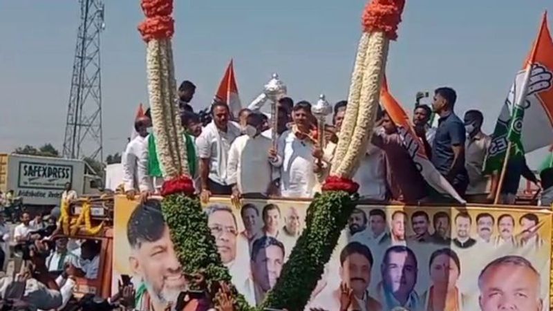 <p>ರಾಜ್ಯದಲ್ಲಿ ಮಂದಿನ 2023ರಲ್ಲಿ ಕಾಂಗ್ರೆಸ್ ಪಕ್ಷವನ್ನು ಗದ್ದುಗೆಗೆ ತರಲು ಪಣತೊಟ್ಟಿರುವ ಕೆಪಿಸಿಸಿ ಅಧ್ಯಕ್ಷ ಡಿ.ಕೆ.ಶಿವಕುಮಾರ್ ಇಂದು ಕೋಲಾರದ ಮೂಡಣ ಬಾಗಿಲು ದೇವಮೂಲೆ ಮುಳಬಾಗಲು ತಾಲೂಕಿನ ಕುರುಡುಮಲೆಯ ಗಣಪನಿಗೆ ವಿಶೇಷ ಪೂಜೆ ಸಲ್ಲಿಸಿ ಪಾಂಚಜನ್ಯ ಮೊಳಗಿಸಿದ್ದಾರೆ</p>
